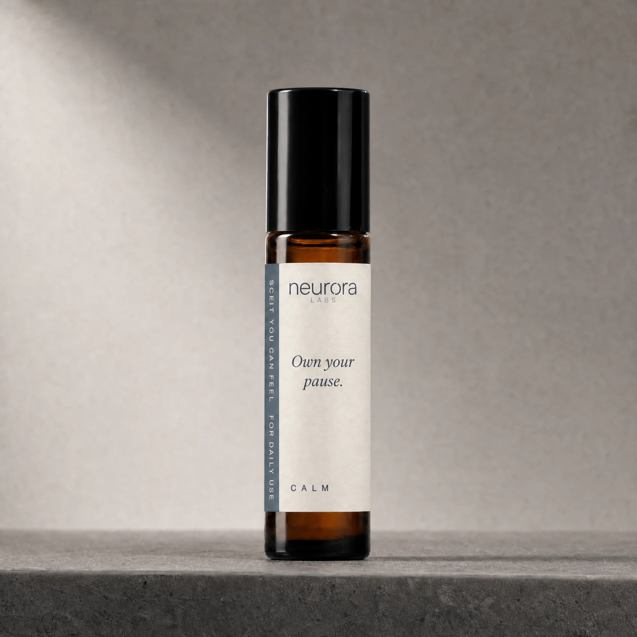 CALM Roll-On 10 ml: Anwendung am Handgelenk