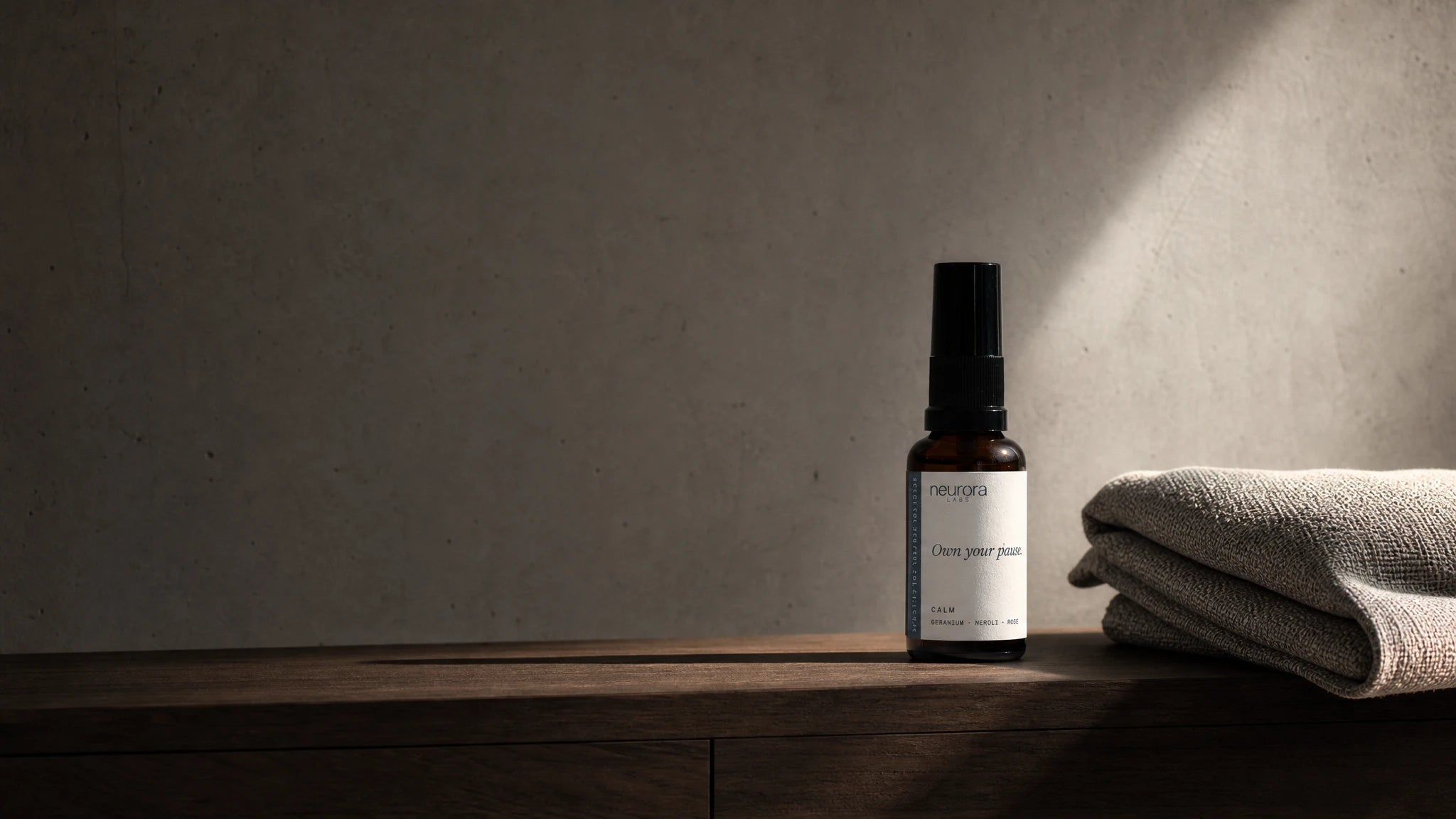 neurora CALM Fabric Spray neben Leinen