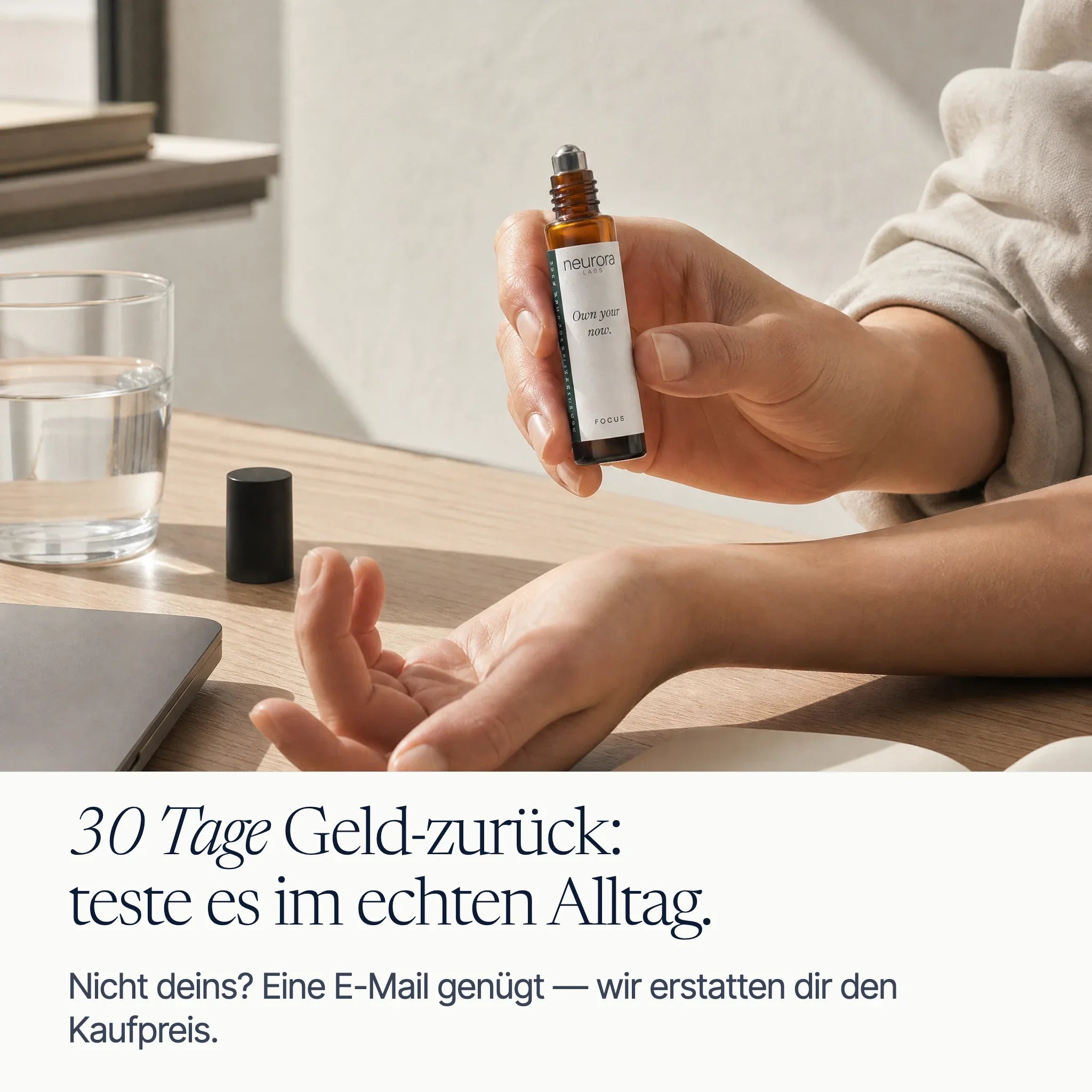 Hand hält FOCUS Roll-On am Schreibtisch — 30 Tage Geld-zurück-Garantie: teste es im echten Alltag.