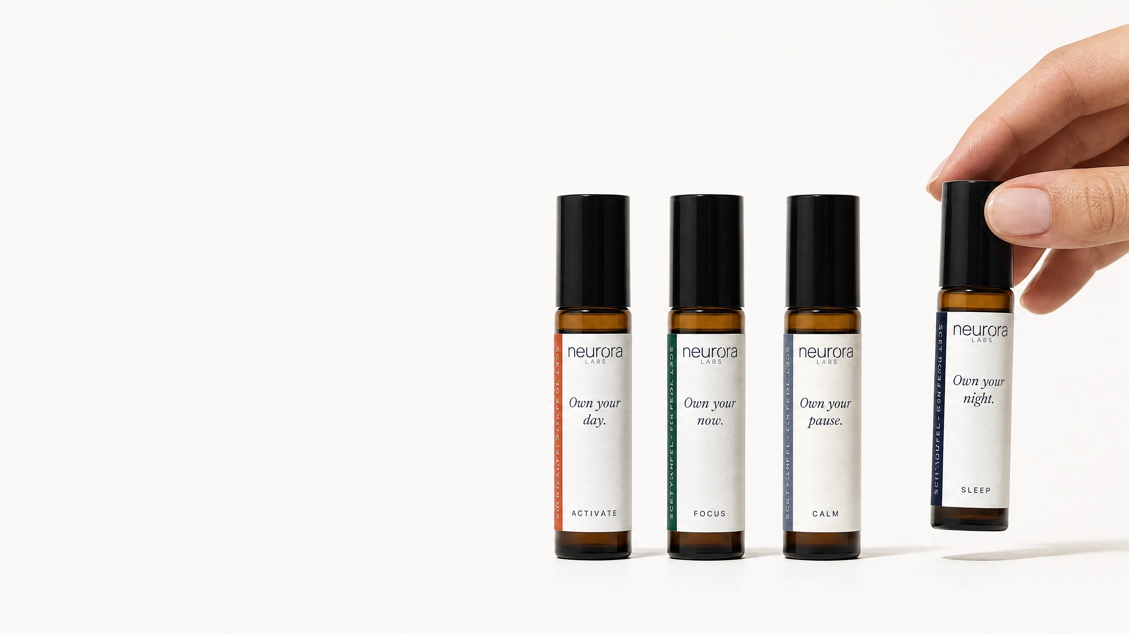 Vier neurora LABS Roll-Ons – Activate, Focus, Calm, Sleep – eine Hand nimmt den Sleep Roll-On