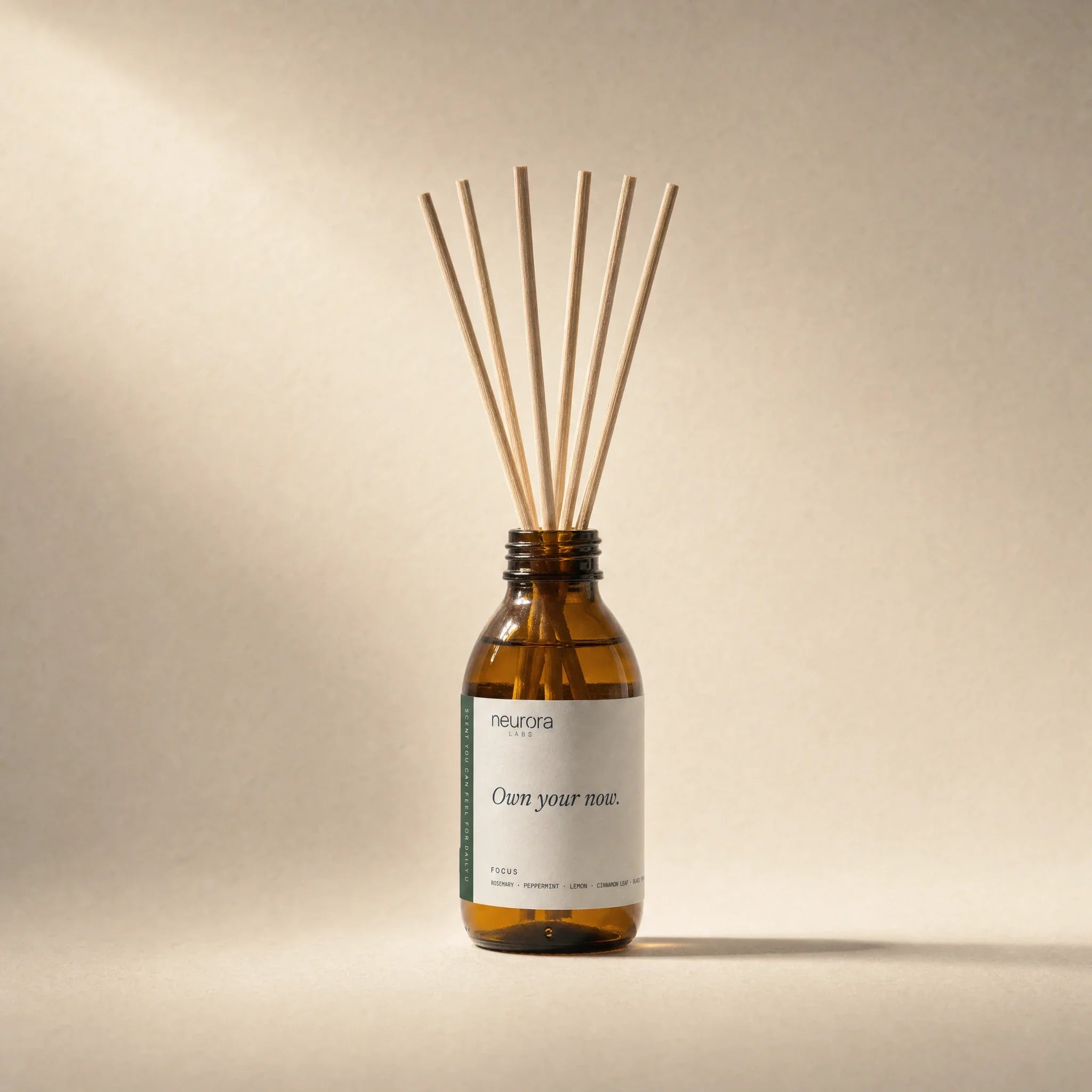 FOCUS Reed Diffuser 125 ml — Bernsteinglas mit Rattan-Stäbchen, Aufschrift 'Own your now.'