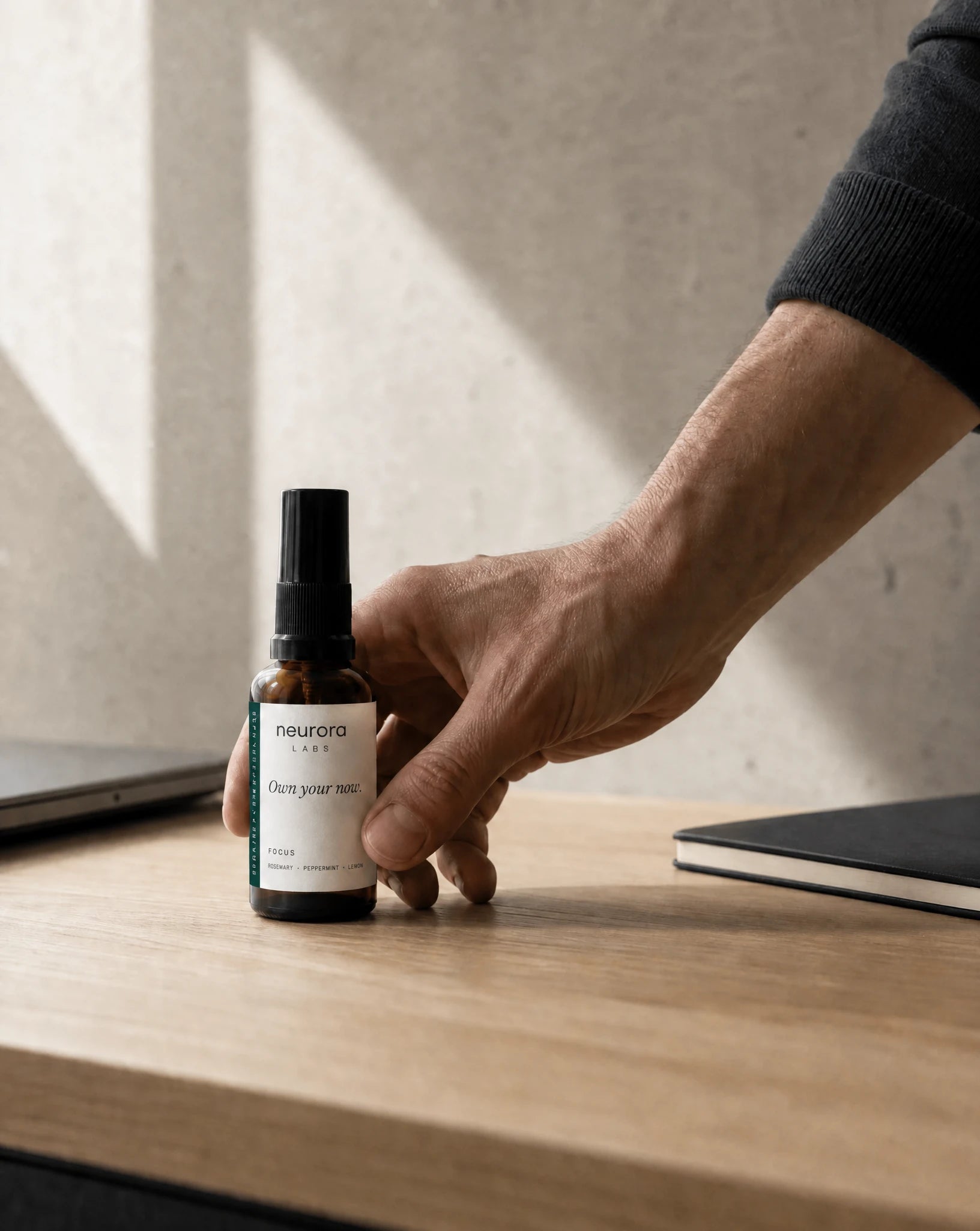 neurora FOCUS Fabric Spray am Schreibtisch